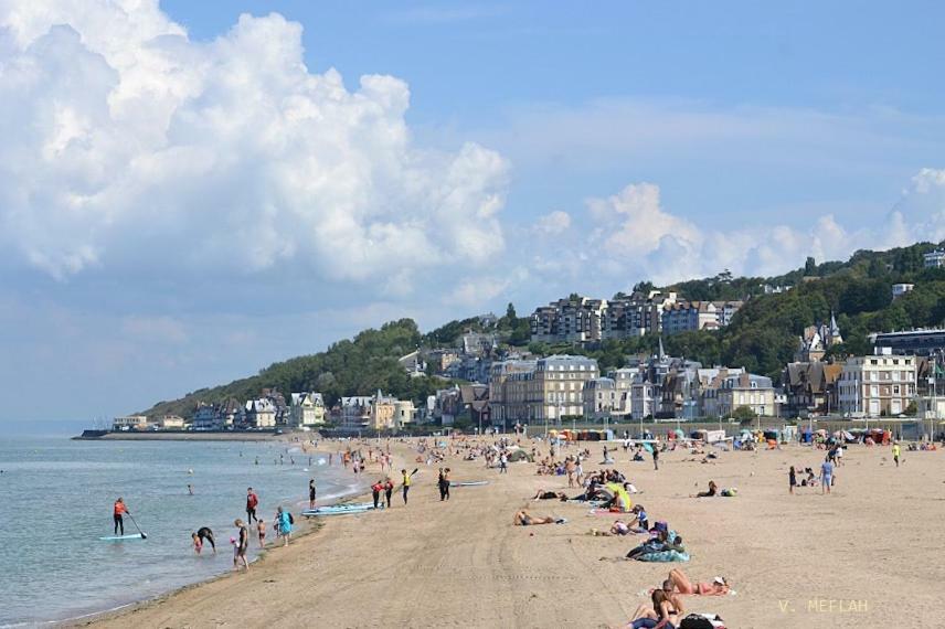 La Reine Des Plages Cls Deauville Трувил сюр Мер Екстериор снимка